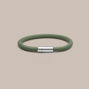 The Signature 幸运168飞艇开奖官网开奖 in green with stainless steel clasp. FKM fluoroelastomer rubber – Fully waterproof. Beige background.
